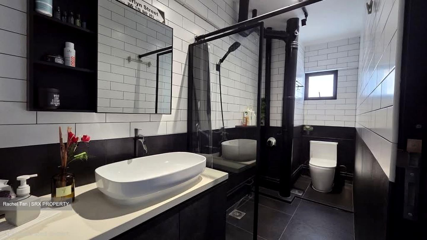 Blk 330 Bukit Batok Street 33 (Bukit Batok), HDB Executive #558405051